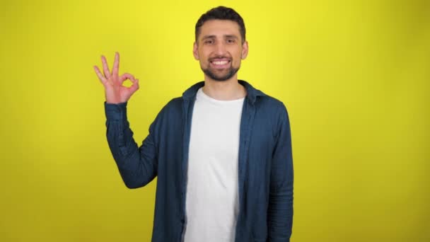 Mladý Muž Modré Košili Bílém Tričku Podívá Kamery Usměje Ukáže — Stock video