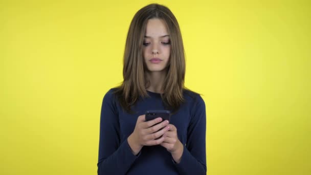 Teenager Mädchen Dunkelblauem Pullover Bedient Das Smartphone Und Schreibt Eine — Stockvideo