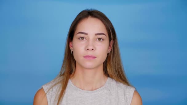 Menina Atlética Jovem Uma Camiseta Cinza Claro Está Olhando Para — Vídeo de Stock