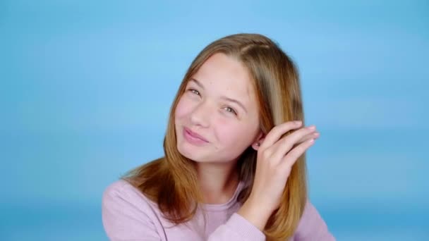 Fröhliches Teenie Mädchen Rosa Pullover Kämmt Ihr Haar Mit Einem — Stockvideo