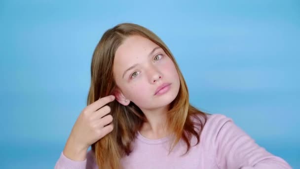 Teen Girl Pink Pullover Combing Her Hair Comb Looking Camera — Stock Video