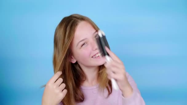 Chica Adolescente Feliz Jersey Rosa Ríe Peinándose Pelo Con Peine — Vídeo de stock