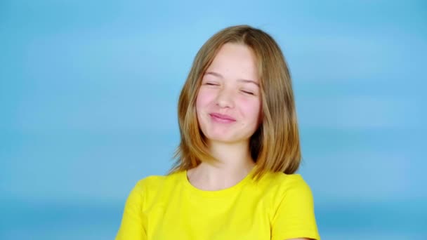 Joyeux Adolescent Fille Dans Shirt Jaune Sourit Regarde Caméra Fond — Video
