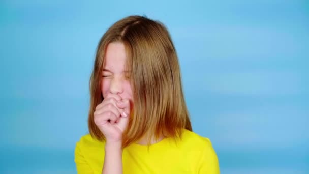 Dospívající Dívka Žlutém Tričku Silně Kašle Zakryje Ústa Rukou Modré — Stock video