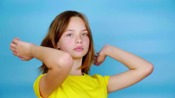 Šťastná Dospívající Dívka Žlutém Tričku Narovnává Vlasy Oběma Rukama Pózuje — Stock video