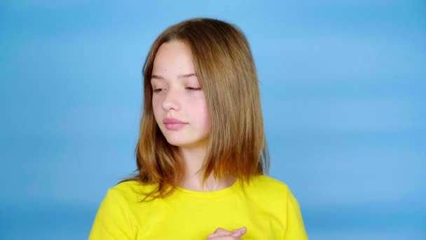 Teen Girl Yellow Shirt Looking Away Moves Her Body Different — Stock Video