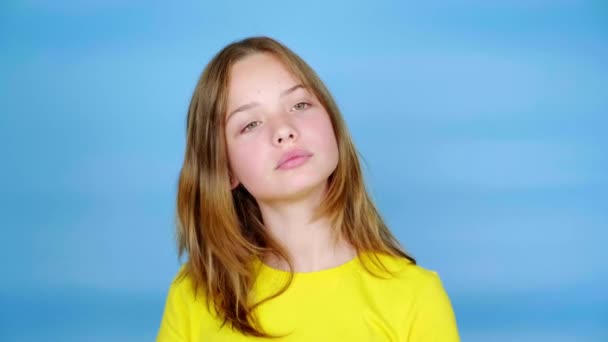 Teen Girl Yellow Shirt Looking Away Moves Her Hand Blue — Stock Video