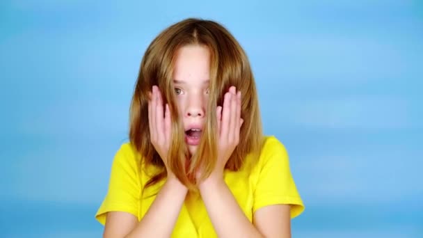 Adolescente Dans Shirt Jaune Est Très Surprise Met Les Mains — Video