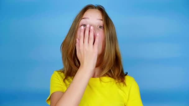 Menina Adolescente Uma Camiseta Amarela Muito Surpreso Cobre Boca Com — Vídeo de Stock