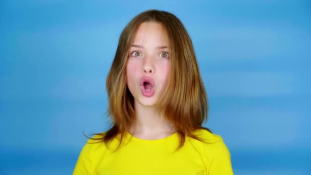 Teen Girl Yellow Shirt Looking Camera Turns Her Head Says — Stock Video