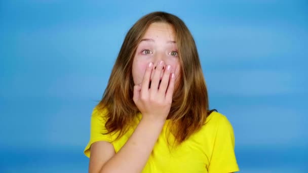 Tonårstjejen Gul Shirt Mycket Förvånad Och Täcker Munnen Med Handen — Stockvideo