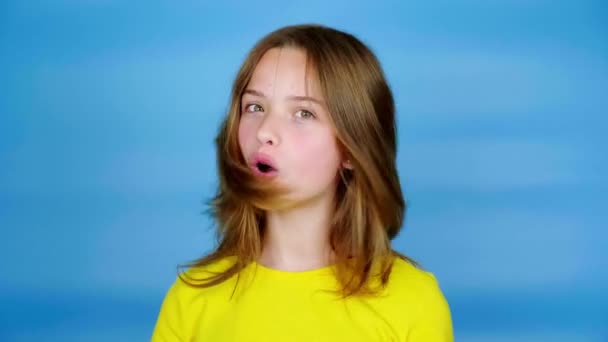 Дівчина Підліток Жовтій Футболці Дивиться Камеру Повертає Голову Каже Синій — стокове відео