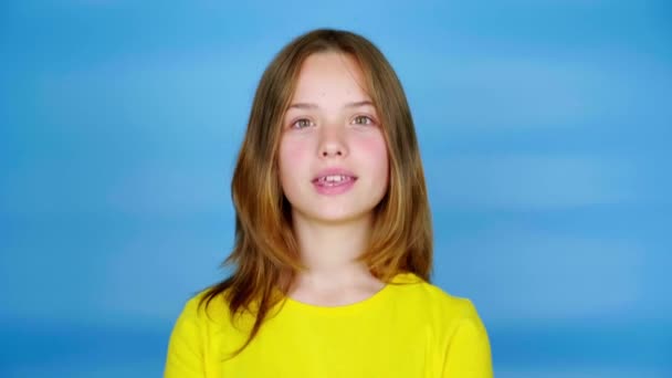 Tiener Meisje Een Geel Shirt Kijkt Naar Camera Knikt Met — Stockvideo