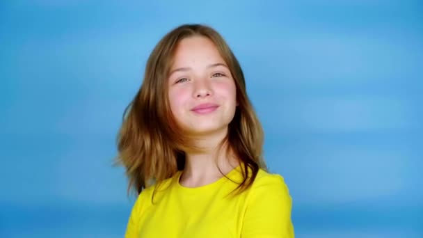 Glad Tonårstjej Gul Shirt Vänder Sig Mot Kameran Ler Och — Stockvideo
