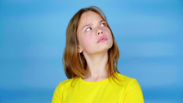 Teen Girl Yellow Shirt Looking Place Text Thinks What Choose — Stock Video