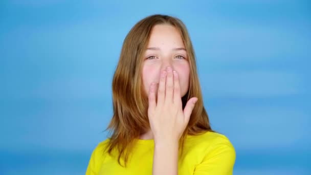 Teenie Mädchen Gelbem Shirt Pustet Einen Kuss Und Blickt Die — Stockvideo
