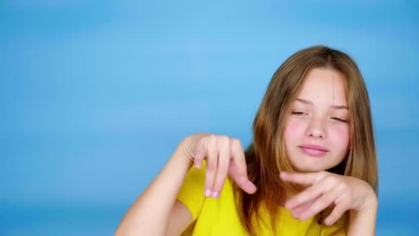 Tiener Meisje Een Geel Shirt Gebarentaal Met Haar Handen Rotzooien — Stockvideo