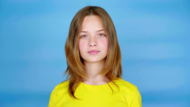 Adolescente Uma Camiseta Amarela Mostrando Forma Coração Sorri Olhando Para — Vídeo de Stock