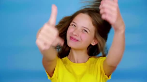 Menina Adolescente Feliz Uma Camiseta Amarela Sorrisos Mostrando Polegares Para — Vídeo de Stock