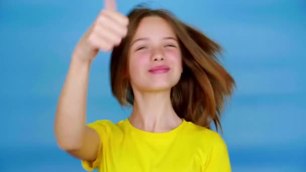 Menina Adolescente Feliz Uma Camiseta Amarela Sorrisos Mostrando Polegares Para — Vídeo de Stock