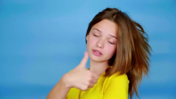 Девушка Подросток Жёлтой Футболке Показывает Большие Пальцы Вверх Смотрит Камеру — стоковое видео