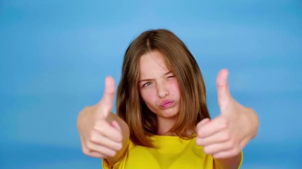 Chica Adolescente Feliz Una Camiseta Amarilla Sonrisas Mostrando Los Pulgares — Vídeo de stock
