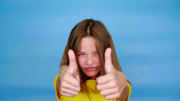 Chica Adolescente Una Camiseta Amarilla Está Mostrando Los Pulgares Hacia — Vídeo de stock
