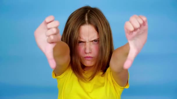 Menina Adolescente Irritada Uma Camiseta Amarela Está Mostrando Polegares Para — Vídeo de Stock