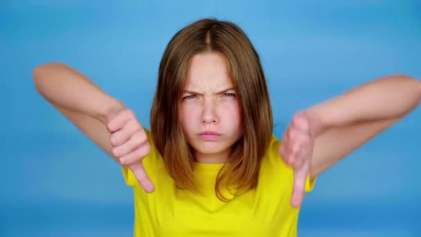 Menina Adolescente Irritada Uma Camiseta Amarela Está Mostrando Polegares Para — Vídeo de Stock