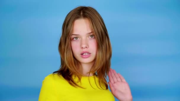 Menina Adolescente Uma Camiseta Amarela Olha Para Câmera Estende Mão — Vídeo de Stock