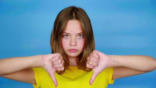 Puberťačka Žlutém Tričku Ukazuje Palce Dolů Nelíbí Dívá Kamery Modré — Stock video