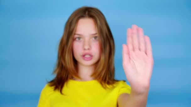 Menina Adolescente Uma Camiseta Amarela Olha Para Câmera Estende Mão — Vídeo de Stock