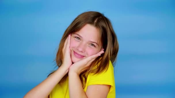 Happy Teen Girl Yellow Shirt Holds Hands Face Smiling Posing — Stock Video