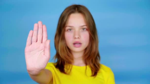 Adolescente Dans Shirt Jaune Regarde Caméra Tend Main Devant Dit — Video