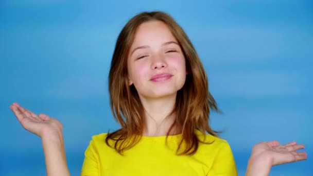 Menina Adolescente Feliz Uma Camiseta Amarela Abre Rosto Por Mãos — Vídeo de Stock