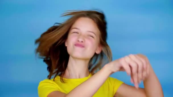 Happy Teen Girl Yellow Shirt Dancing Smiling Fools Blue Background — Stock Video