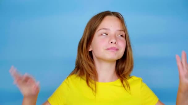 Menina Adolescente Feliz Uma Camiseta Amarela Está Dançando Sorrindo Tolos — Vídeo de Stock