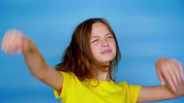 Happy Teen Girl Yellow Shirt Dancing Smiling Fools Blue Background — Stock Video