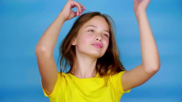 Menina Adolescente Feliz Uma Camiseta Amarela Está Dançando Sorrindo Tolos — Vídeo de Stock