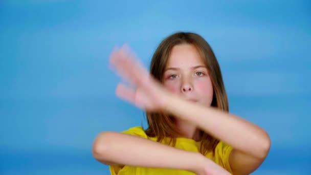 Adolescente Con Una Camiseta Amarilla Bailar Cantar Tontos Alrededor Fondo — Vídeo de stock