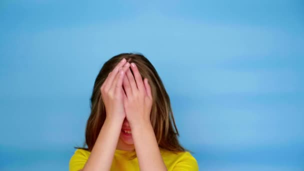 Sarı Tişörtlü Mutlu Genç Kız Elleriyle Yüzünü Kapatıyor Gülüyor Maskaralık — Stok video