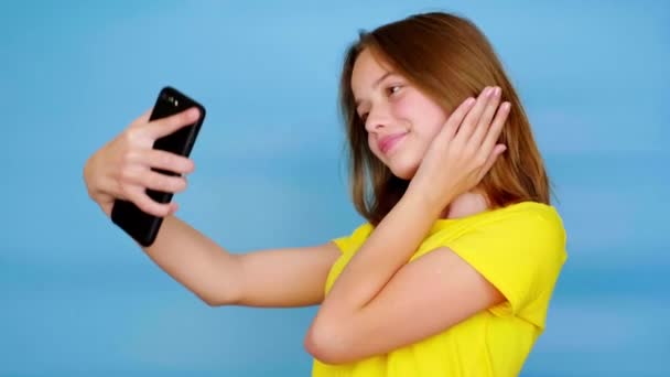 Šťastné Teen Dívka Žlutém Tričku Dělá Selfie Nebo Video Smartphonu — Stock video