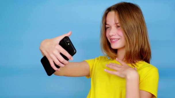 Happy Tienermeisje Blogger Een Geel Shirt Maakt Een Video Uitzending — Stockvideo