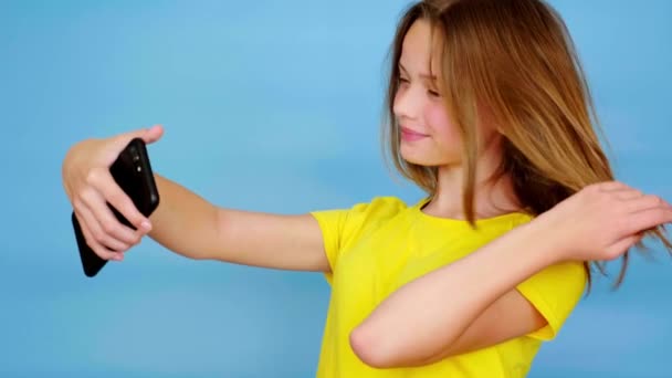 Chica Adolescente Feliz Una Camiseta Amarilla Hace Selfie Video Teléfono — Vídeos de Stock