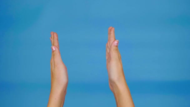 Ženské Ruce Jsou Tleskat Modrém Pozadí Kopírovacím Prostorem Ruce Dospívající — Stock video