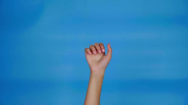 Mano Femenina Contando Sobre Fondo Azul Con Espacio Copia Mujer — Vídeos de Stock