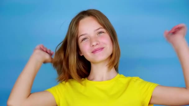 Menina Adolescente Uma Camiseta Amarela Está Mostrando Polegares Para Cima — Vídeo de Stock