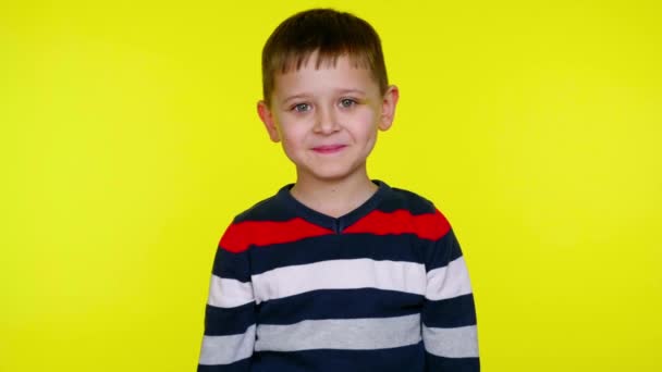 Retrato Menino Com Hematomas Rosto Uma Criança Poses Tímida Fundo — Vídeo de Stock