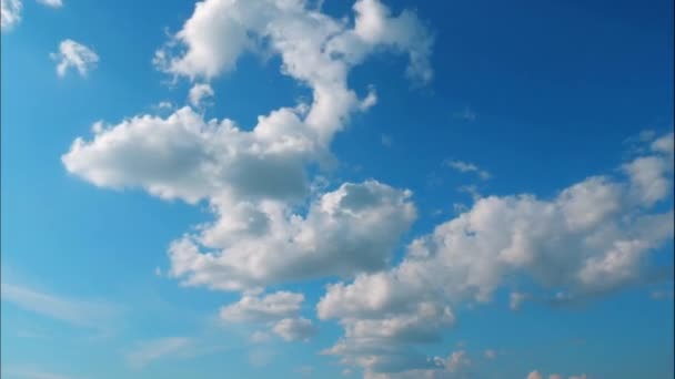 Timelapse άποψη του μπλε του ουρανού με σύννεφα. Μπλε φόντο — Αρχείο Βίντεο