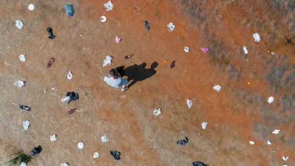 Flygfoto över människan som samlar plast skräp på stranden av förorenade floden — Stockvideo